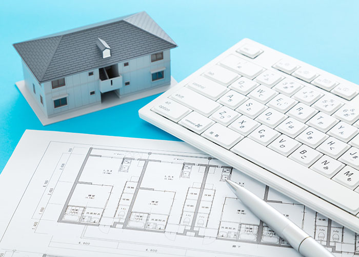 設計図とキーボードと家の模型